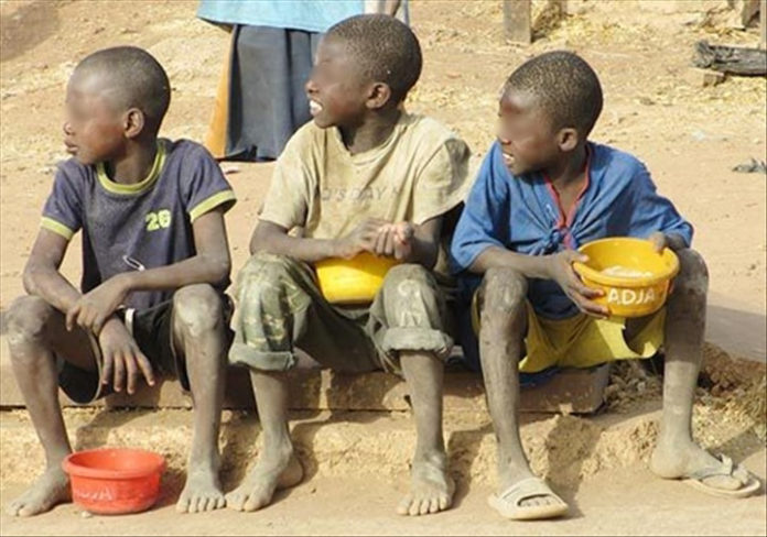 Des enfants mendiants assis dans la rue. © Internet