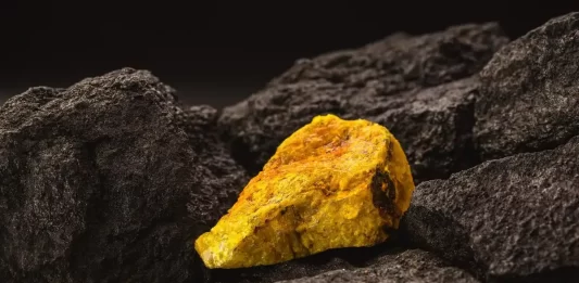 Uranium nigérien bloqué : la Roumanie tente de s’imposer face à Orano