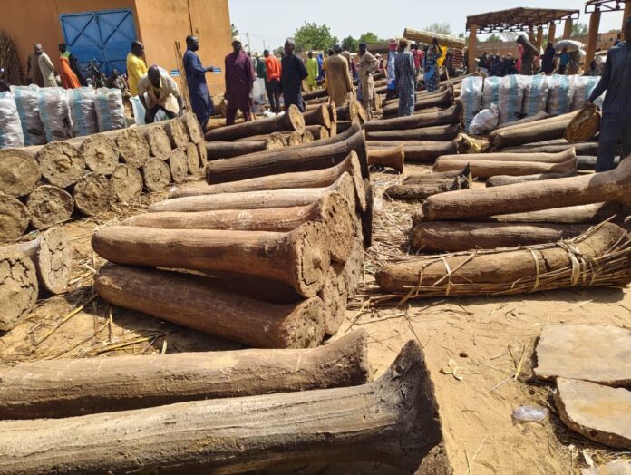 Barres de natron exposées au Marché